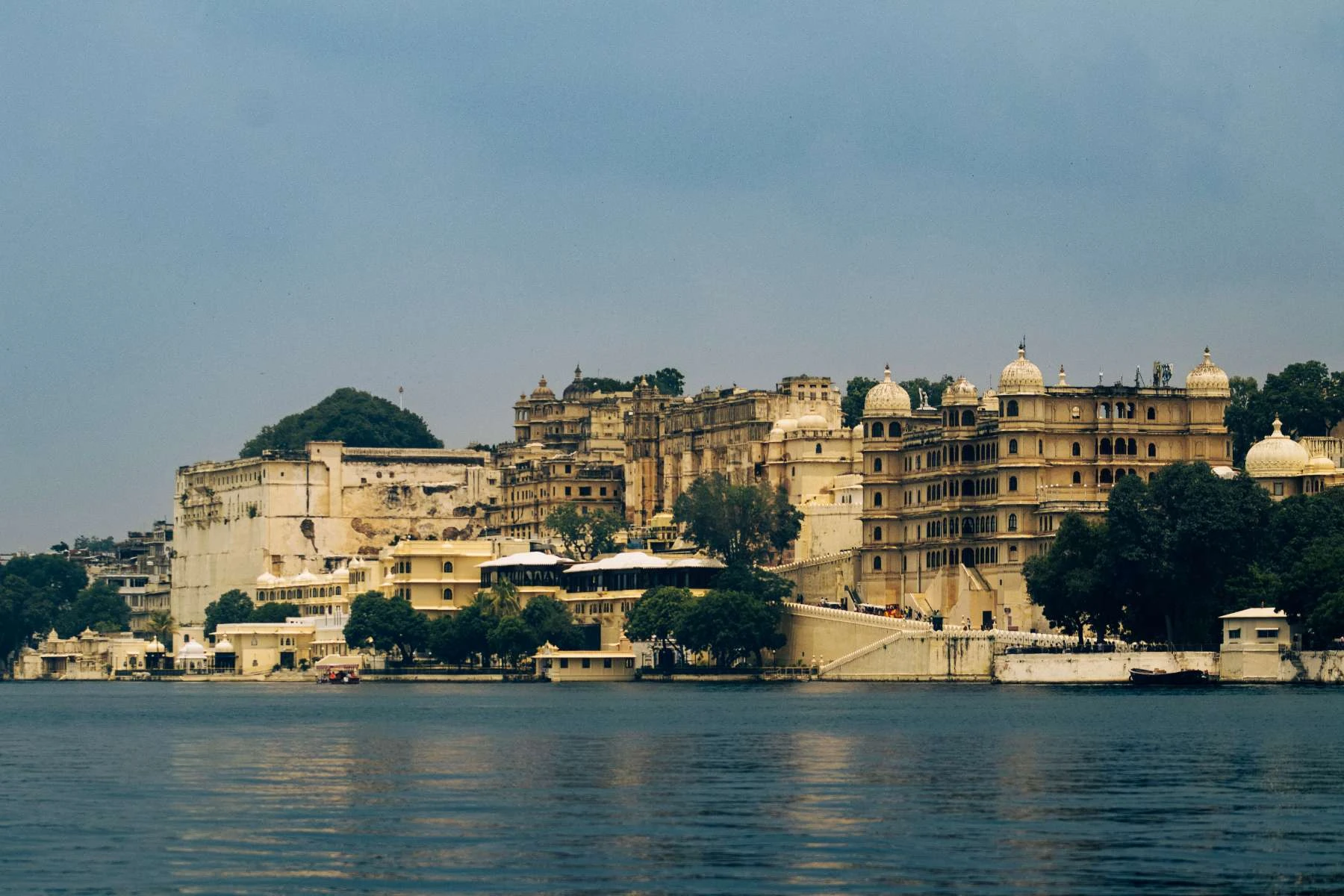 City Palace overlooking Lake Pichola in Udaipur, Rajasthan
